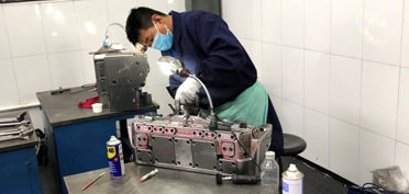 這里有一股暖流，流淌在試模車間